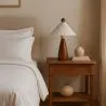 Candeeiro de mesa com base em madeira e abat-jour em cimento branco - Ambiana image 7