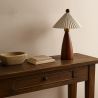 Candeeiro de mesa com base em madeira e abat-jour em cimento branco - Ambiana image 7
