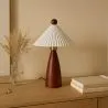 Candeeiro de mesa com base em madeira e abat-jour em cimento branco - Ambiana image 7