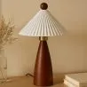 Candeeiro de mesa com base em madeira e abat-jour em cimento branco - Ambiana image 7