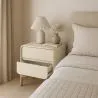 Mesita de cabeceira scandi moderna forrada em polipiel com 2 gavetas e pés de madeira natural - Bennis image 7